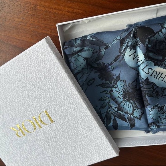 Christian Dior shawl w/tags and box - Picture 10 of 11